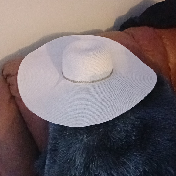 beachfront Accessories - Paper Beach Hat - 6 inch brim w/ gold tone chain